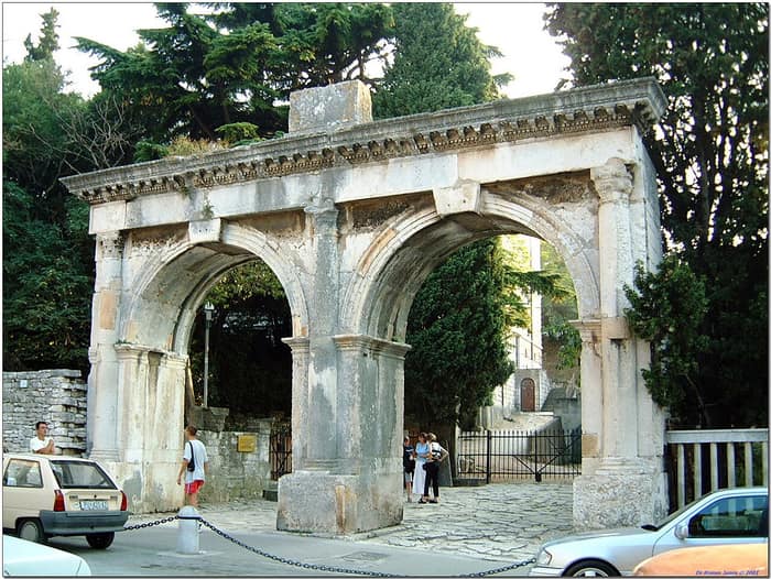 Pola, fotografia da una serie scattata nell'agosto 2001