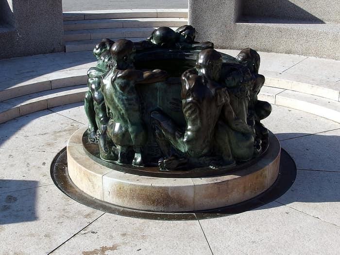 Vue de la sculpture Le Puits de la vie à Zagreb