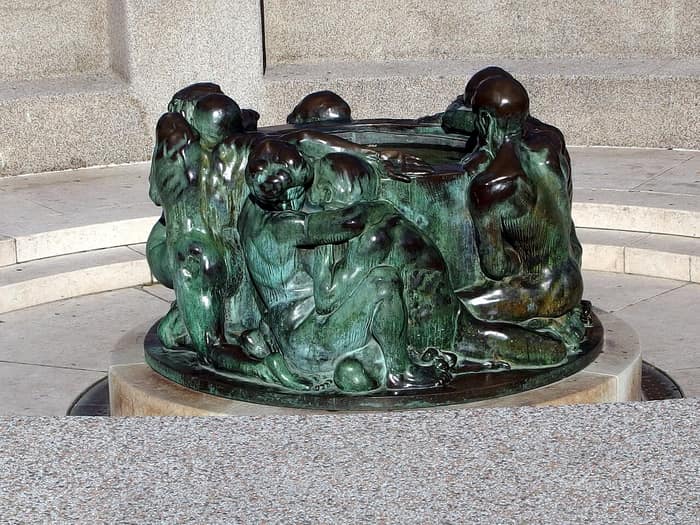 Autre vue de la sculpture Le Puits de la vie à Zagreb