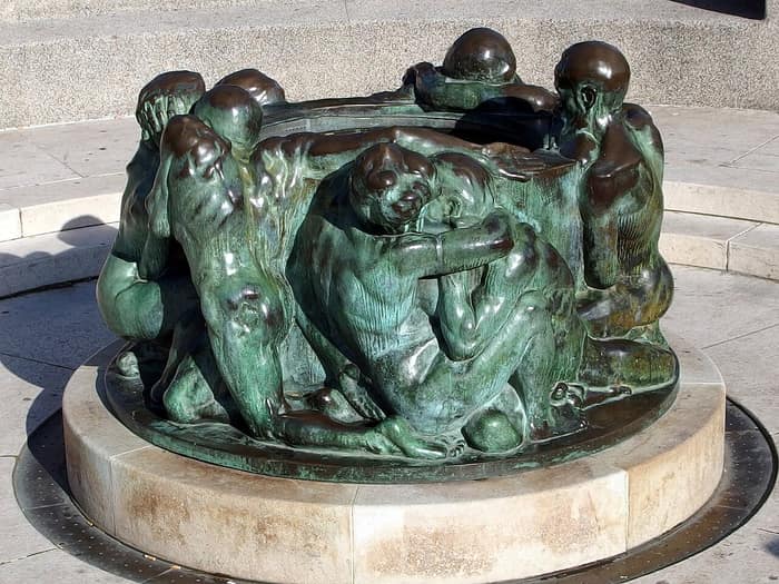 Troisième vue de la sculpture Le Puits de la vie à Zagreb