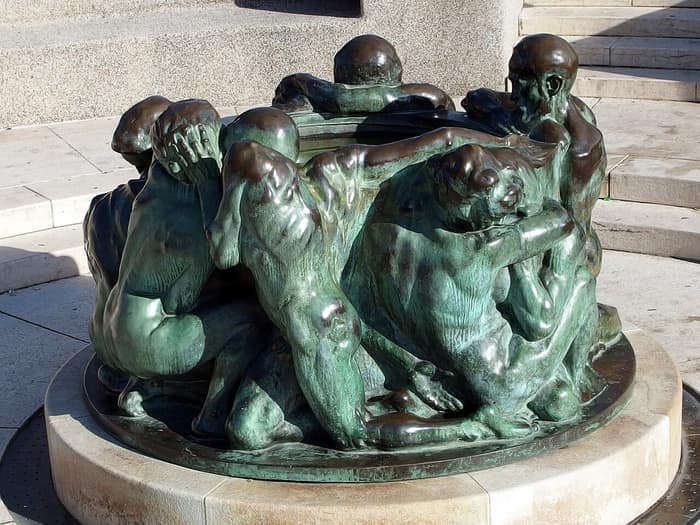 Quatrième vue de la sculpture Le Puits de la vie à Zagreb