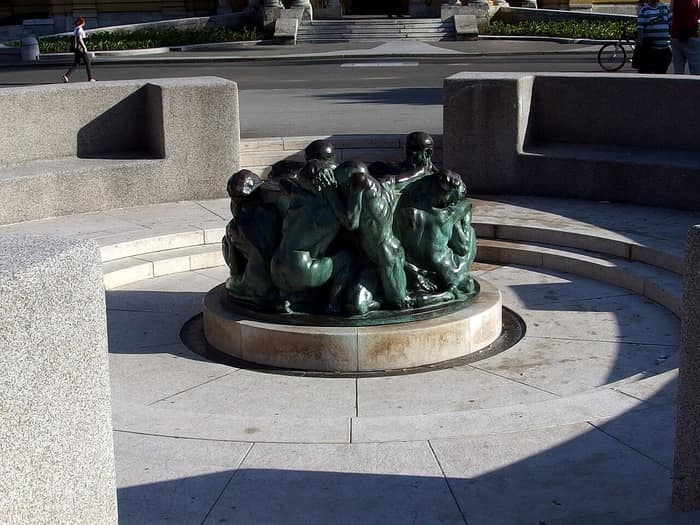 Cinquième vue de la sculpture Le Puits de la vie à Zagreb