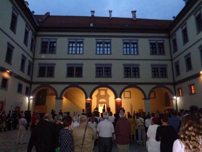 L'atrio del castello di Čakovec durante il 450º anniversario della battaglia di Szigetvár