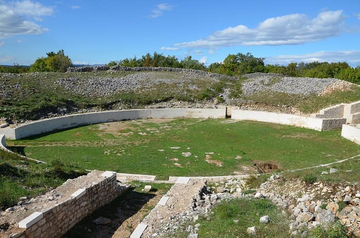 Terza veduta dell'anfiteatro del campo legionario di Burnum