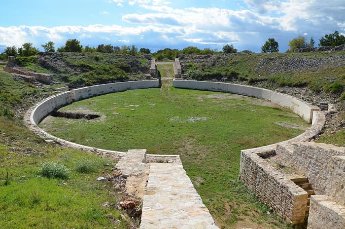 Seconda veduta dell'anfiteatro del campo legionario di Burnum