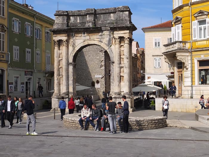 L'arc des Sergii à Pula en vue panoramique
