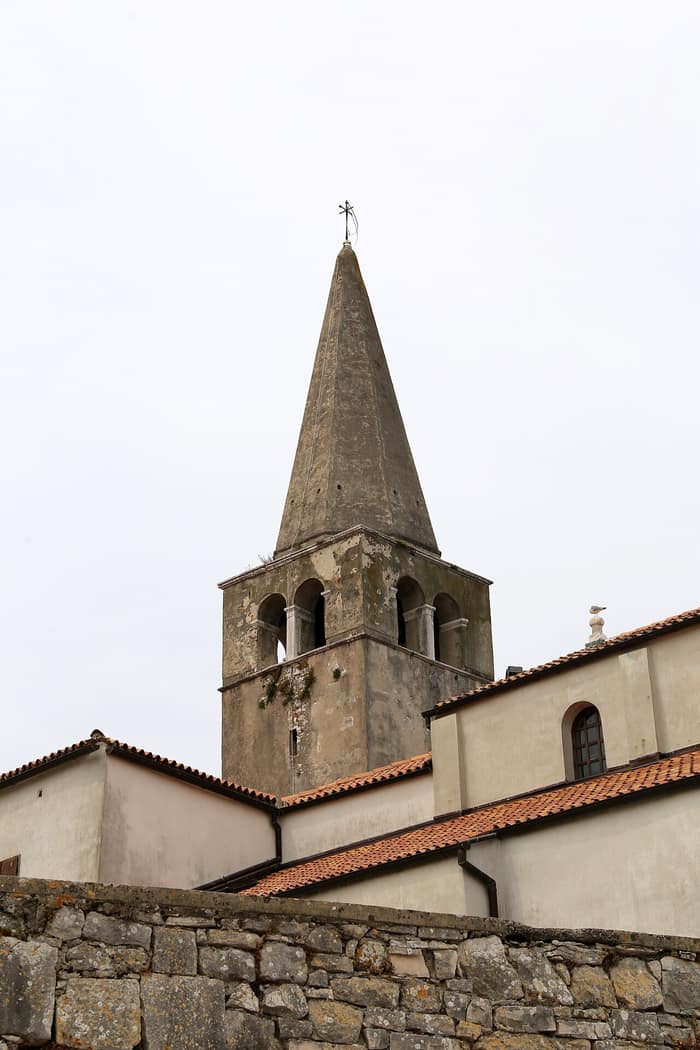 Der Glockenturm der Euphrasius-Basilika