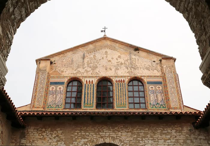Fassade der Basilika mit den Mosaiken des 6. Jahrhunderts im oberen Teil und im 19. Jahrhundert erneuerten Heiligenfiguren