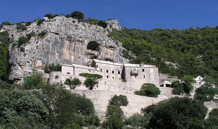 Die Eremitage Blaca, ein Klosterkomplex aus Stein in einem Tal auf der Insel Brač