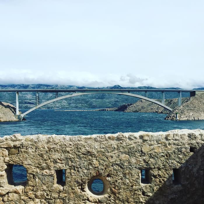 La bora souffle sous le pont de Pag