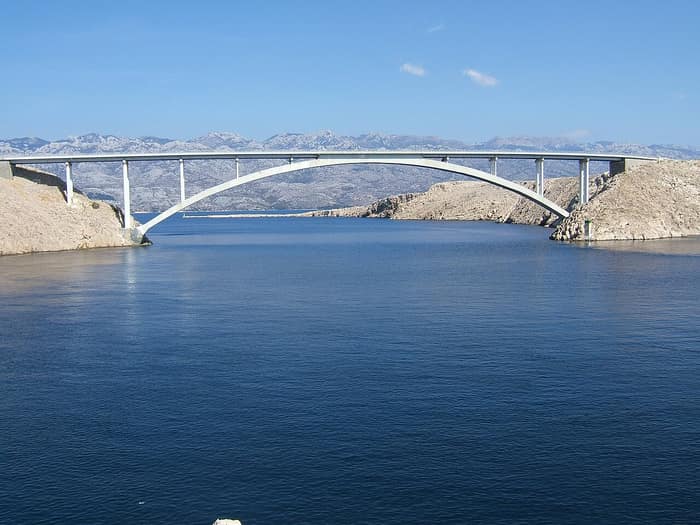 Le pont de Pag vu depuis la rive