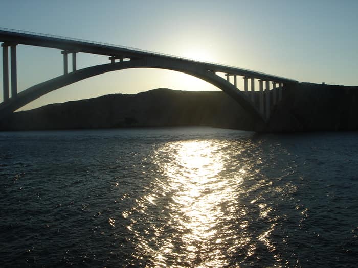 Le pont vers Pag au-dessus du détroit