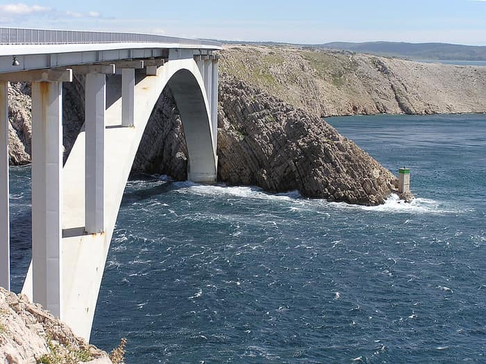 Le pont qui mène à l'île de Pag