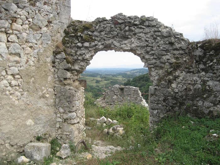 Un altro scorcio delle mura in rovina del castello di Zrin