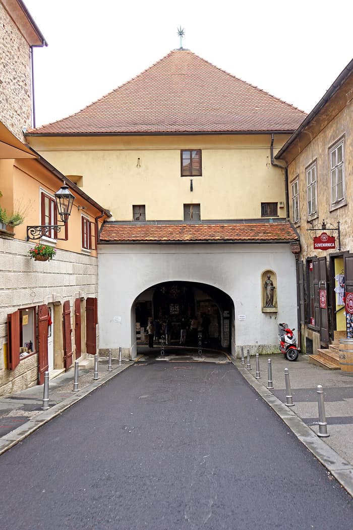 Porte de pierre à Zagreb, première vue du passage