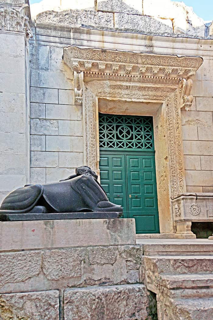 Temple of Jupiter, detail of the entrance