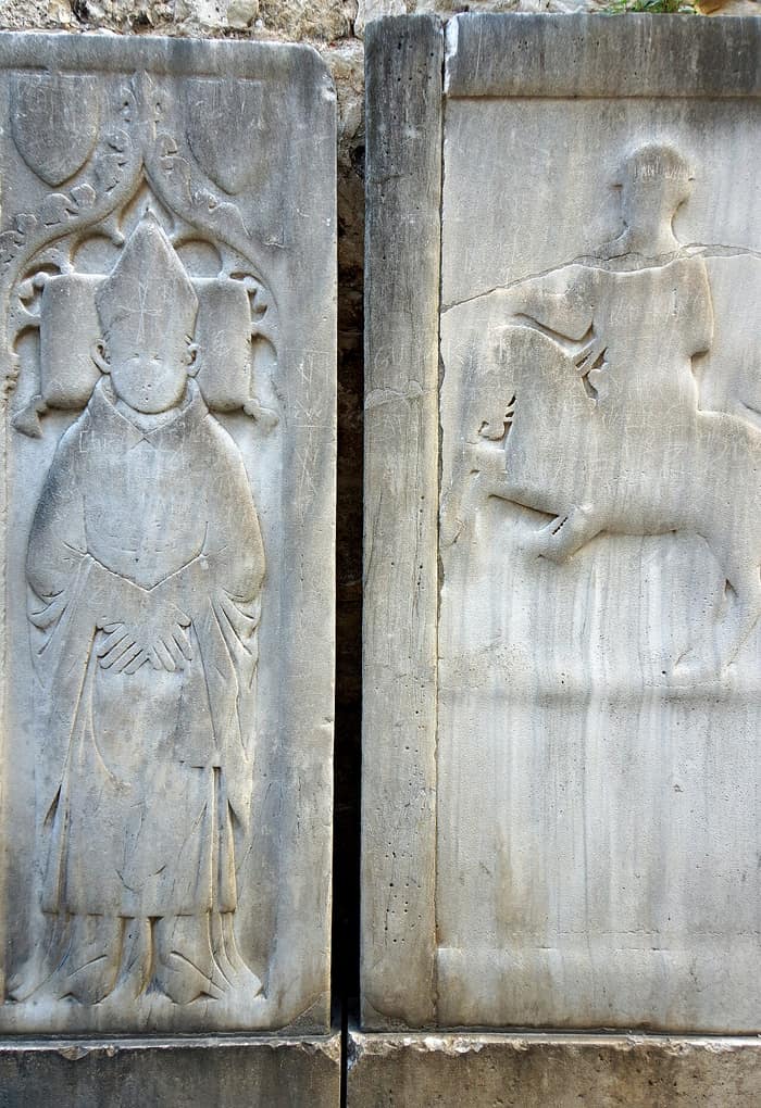 Outer wall of the Temple of Jupiter between the palace buildings