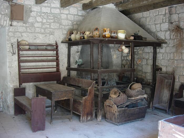 Cucina dalmata nella casa del poeta Petar Hektorović al Tvrdalj