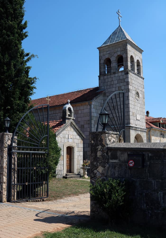 Manastir Dragović, prvi pogled na zgrade