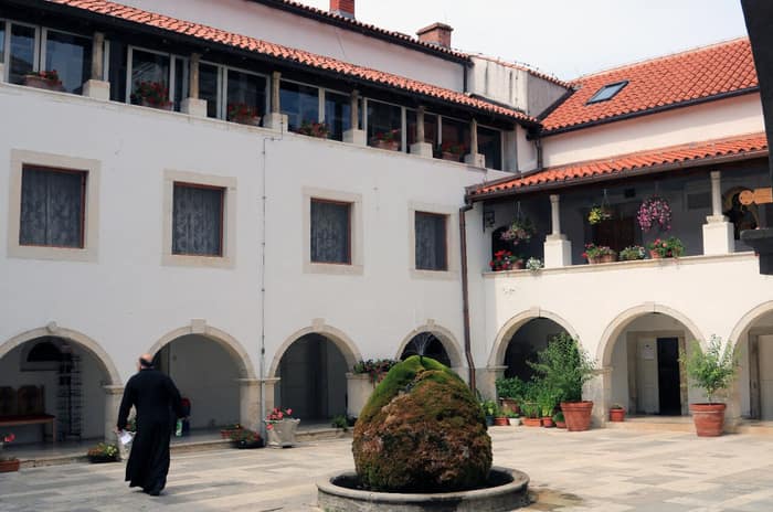 Der Hof des Klosters Krka