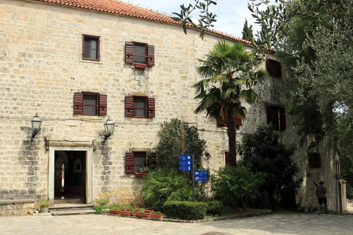 Der Eingang zum Kloster Krka