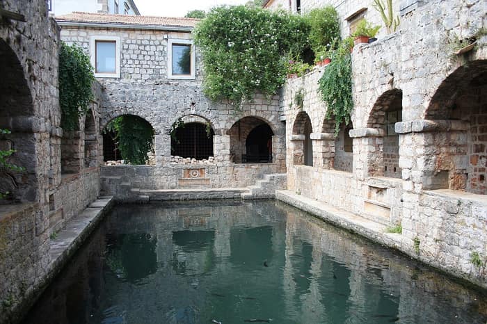 La peschiera nel cortile del Tvrdalj