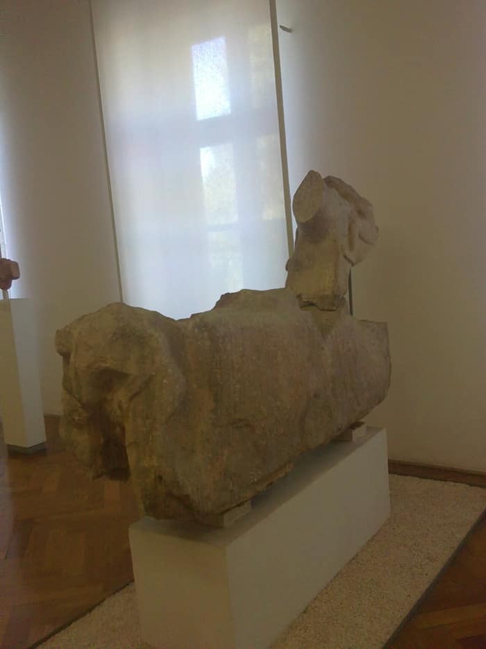 Primo piano di una statua istra