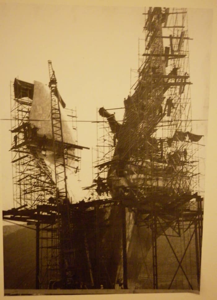 Das Denkmal des Sieges der Einwohner Slawoniens im Bau bei Kamenska