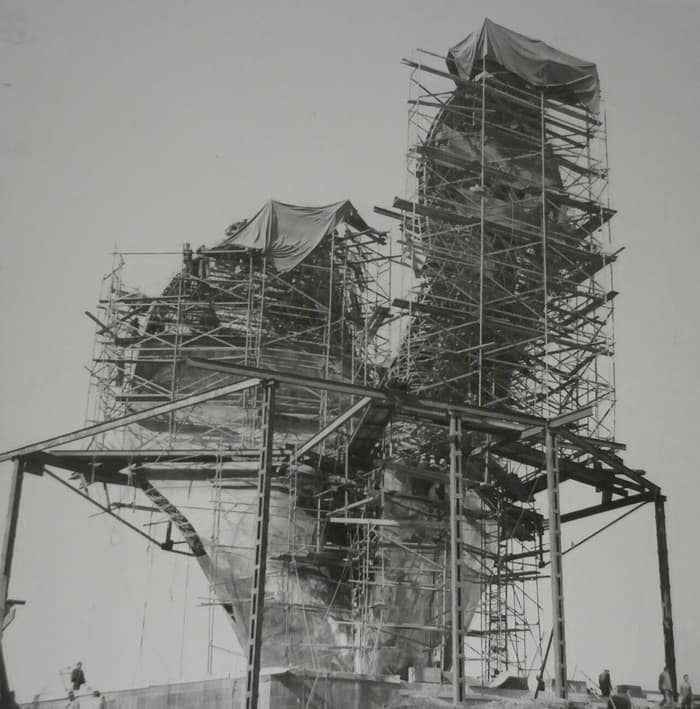 Second view of the monument under construction near Kamenska