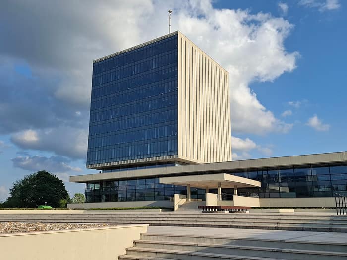 Facciata dell'edificio Kockica a Zagabria, un cubo di dieci piani, fotografata nel 2025