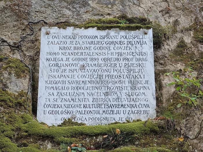 Targa commemorativa della scoperta dei Neandertal a Krapina