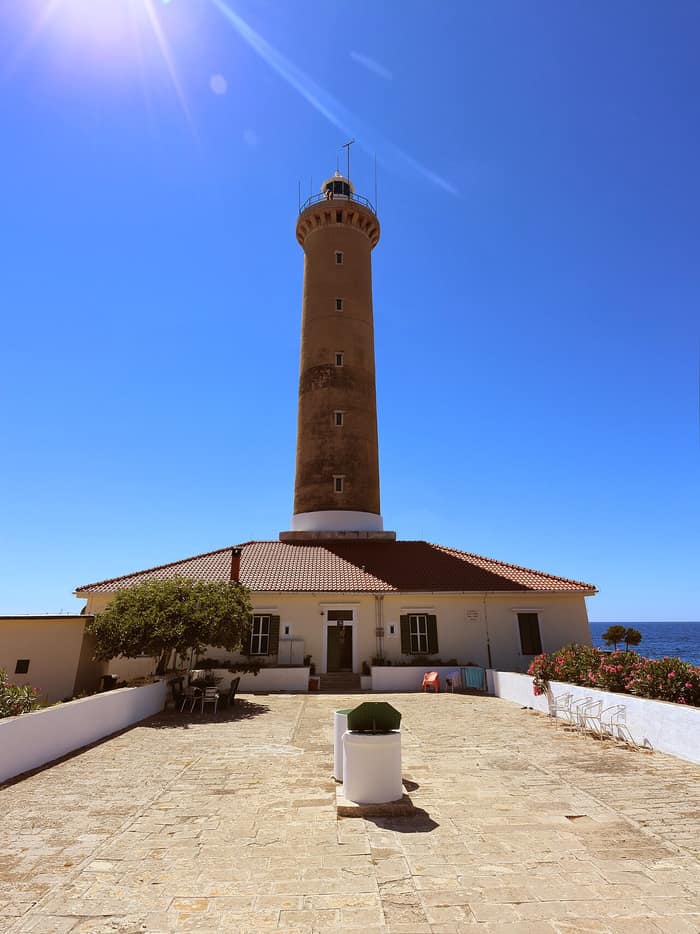 La torre del faro che si innalza sul promontorio