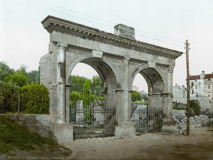 The Porta Gemina in Pula, a Roman gate with two semicircular arches, in a photograph from around 1900