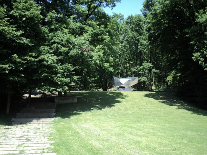 Approach to the Dotrščina memorial park through the forest
