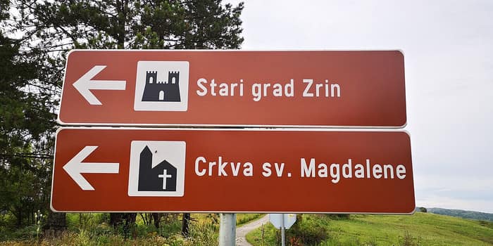 Cartello stradale che indica la direzione di Zrin