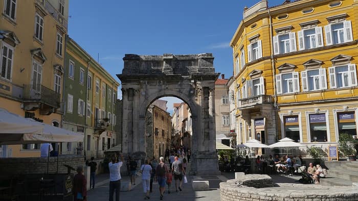 L'arc des Sergii à Pula vu depuis la rue