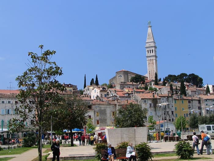 Il centro storico di Rovigno con la chiesa di Sant'Eufemia e il suo campanile in cima al colle