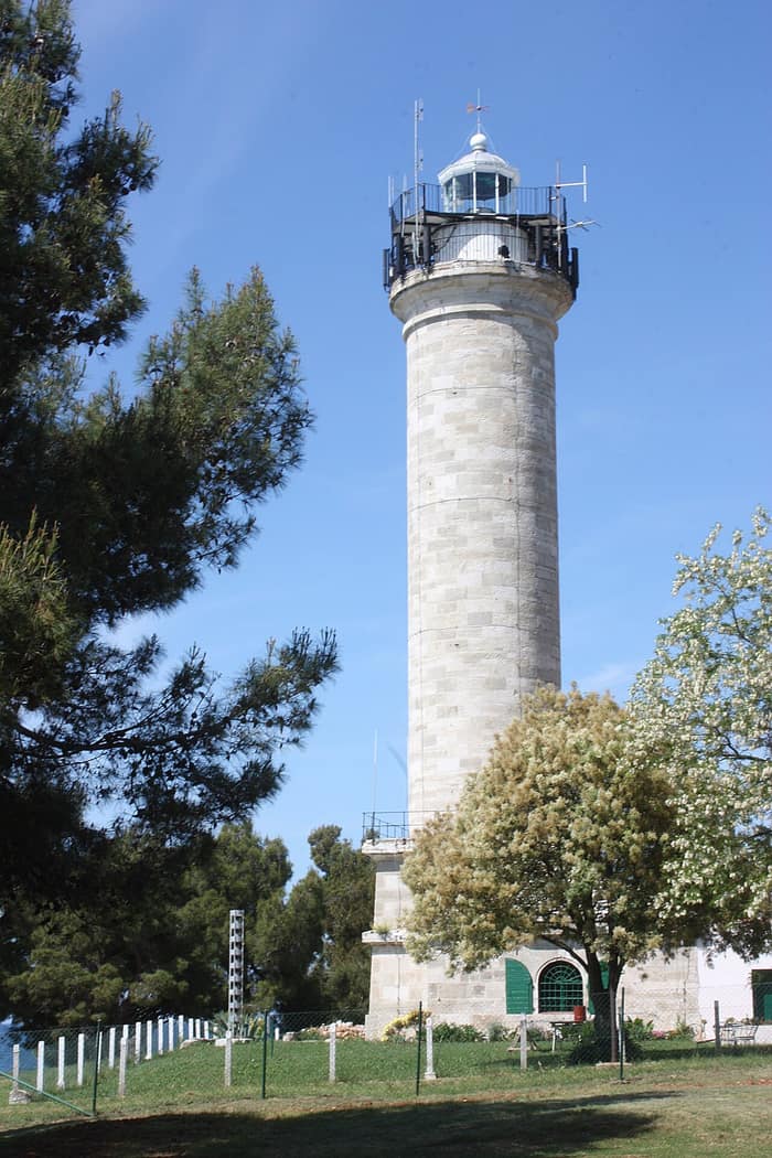 Il faro di Savudrija, la torre di pietra e gli edifici dei guardiani sul capo