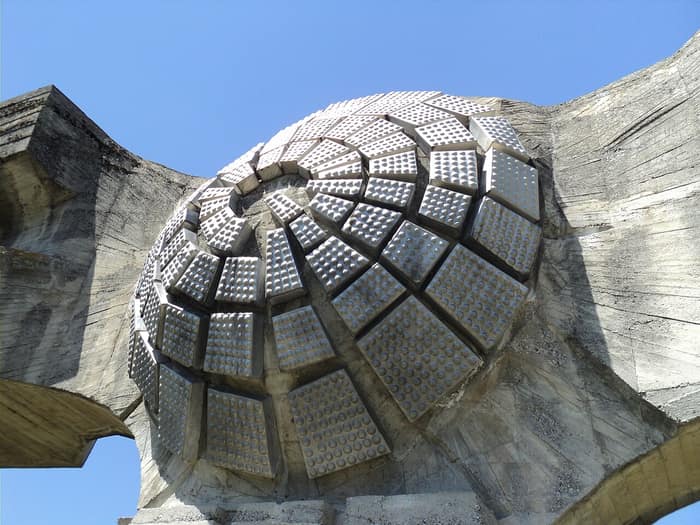Das Denkmal in Podgarić, erste weitere Ansicht