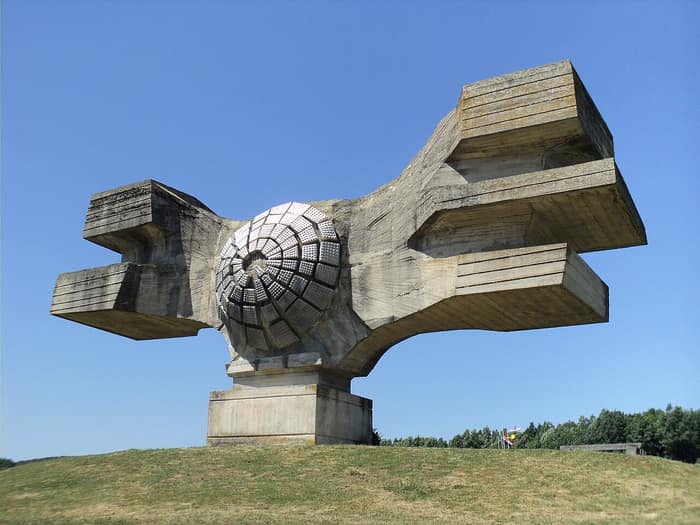Il Monumento alla Rivoluzione di Podgarić, con le braccia a forma di ali aperte nel paesaggio