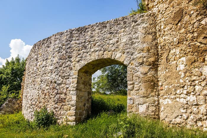 Porta in pietra del castello di Zrin