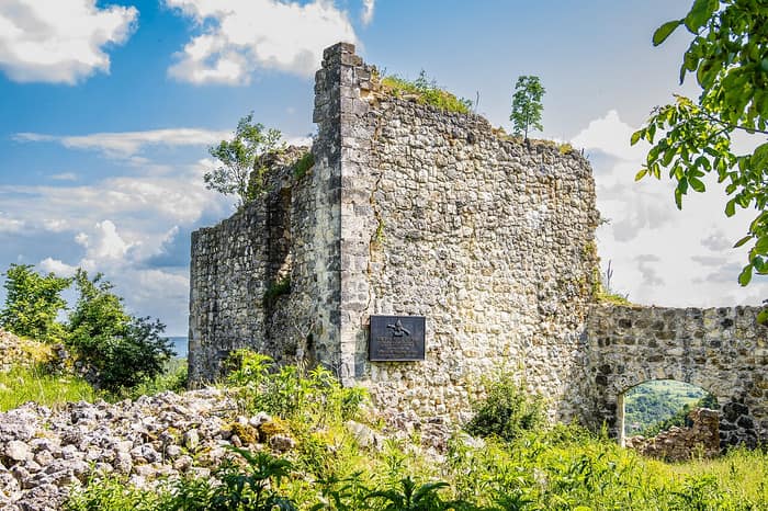Torre in pietra del castello di Zrin