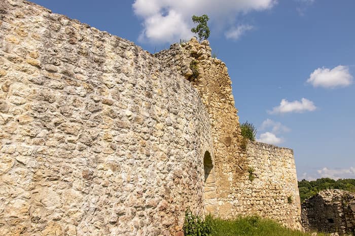Tratto di muro in pietra del castello di Zrin