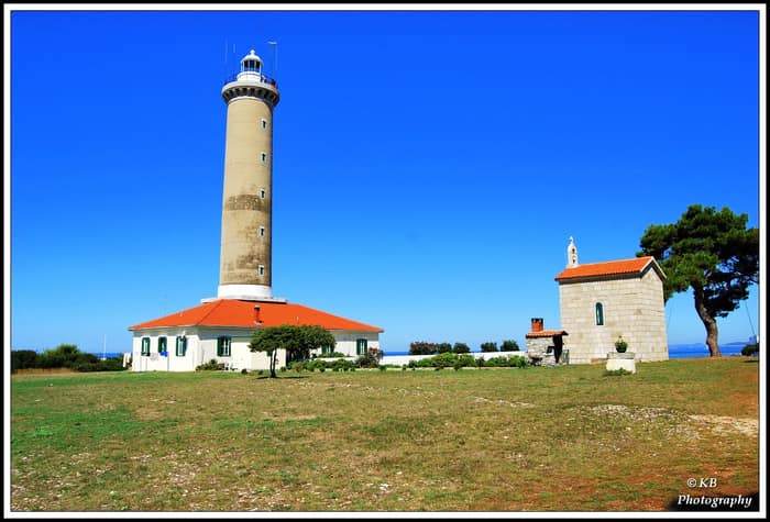 Il faro e la cappella accanto, a Dugi Otok