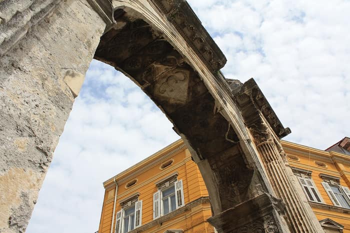 L'arc des Sergii à Pula et ses abords