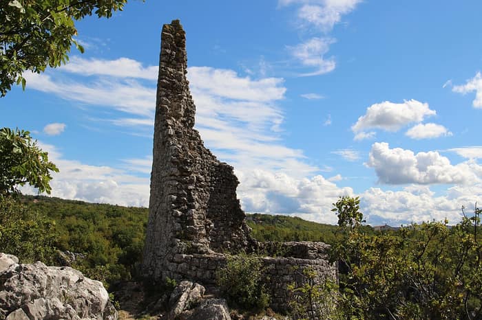 Kameni zidovi utvrde Nutjak
